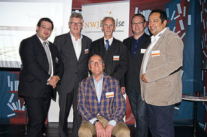 v.l.n.r.: Karsten Schramm (IBB), Heinrich Meyer (DAA), Heiner Nebel (NWJ), Tobias Sprenger (DAA), Michael Basakidis (Umweltdruckhaus Hannover und vorn sitzend Theaterleiter Wolfgang Werner (WGC)